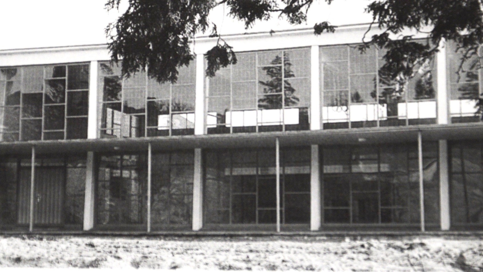 Das Bild ist eine historische Aufnahme in Schwarz-Weiß. Es zeigt den Bau der Turnhalle im Jahr 1957.