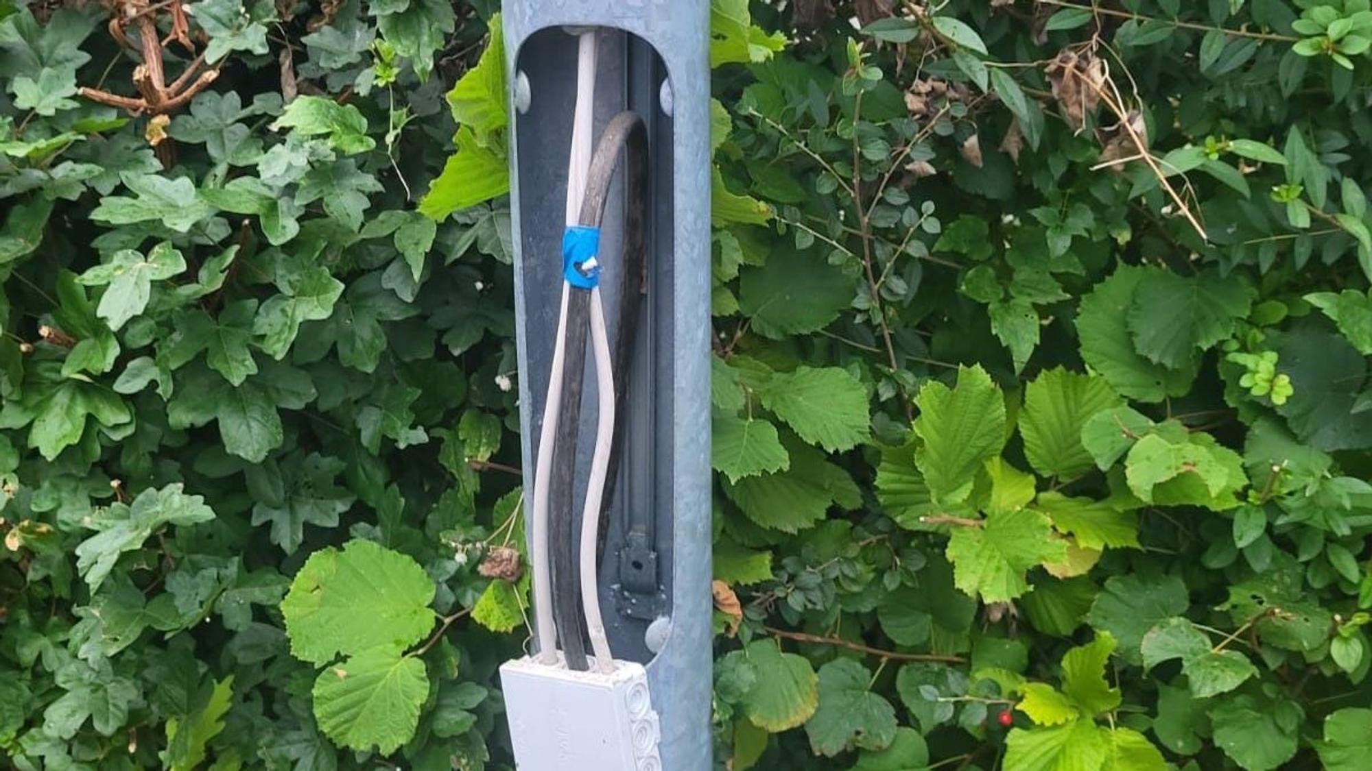 Die Stromzuführung einer Straßenlaterne ist aufgebrochen und lahmgelegt.