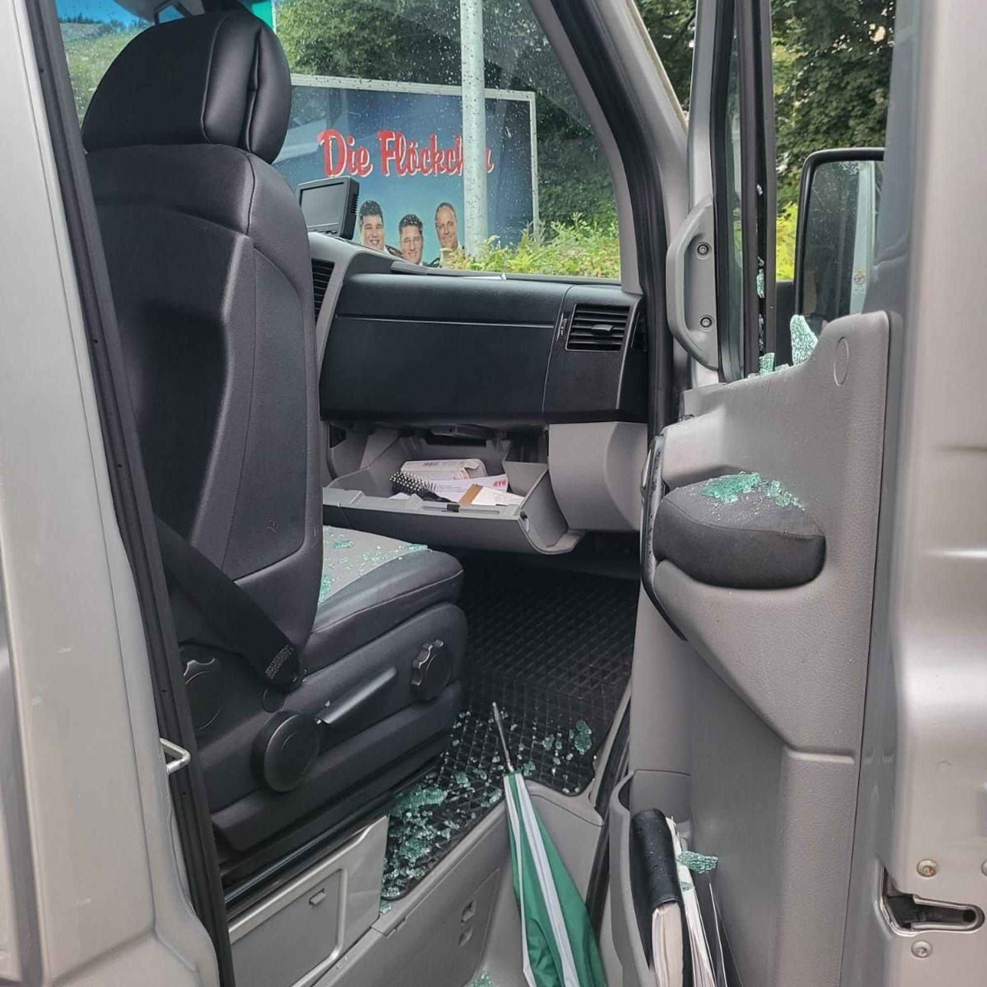Die Beifahrerscheibe eines VW-Crafters der Musikgruppe „Die Flöckchen“ ist eingeschlagen, auf dem Boden liegen Glassplitter, das Handschuhfach ist aufgebrochen und durchwühlt.