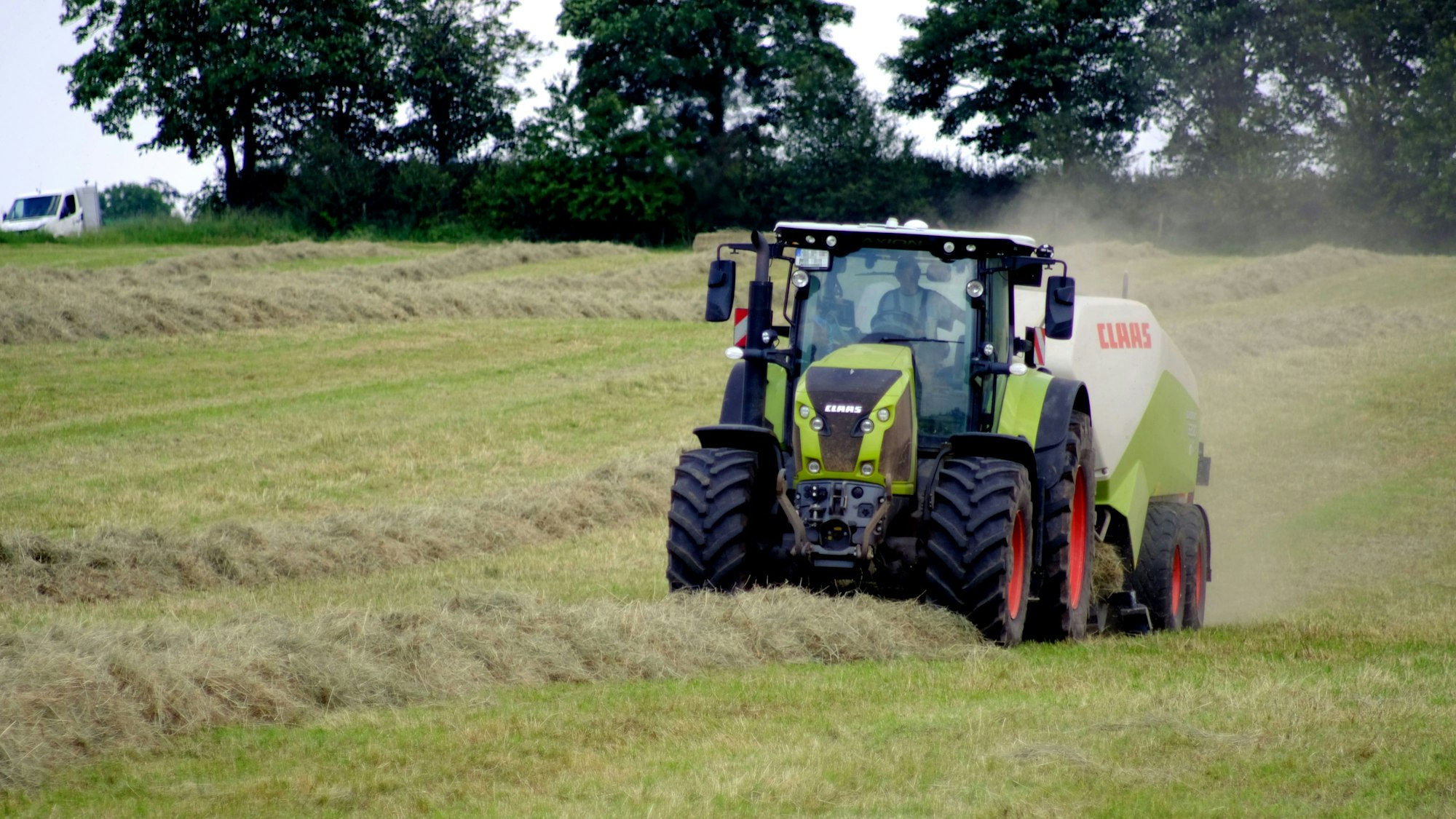 Ein Bauer bei der Ernte (Symbolbild). In Thüringen schweben nach einem Traktorunfall drei Kinder in Lebensgefahr.