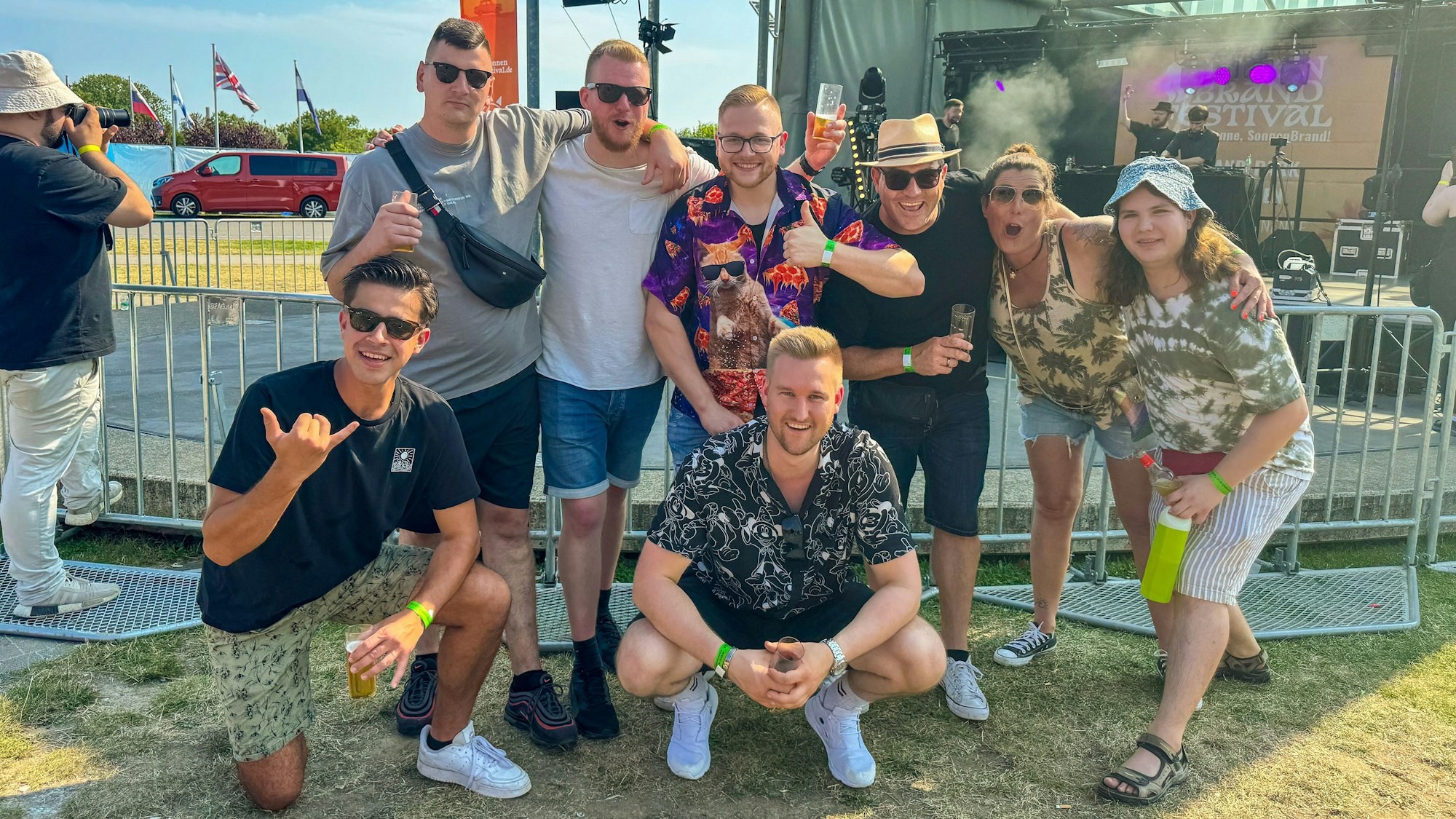 Freundesgruppe vor der Bühne.