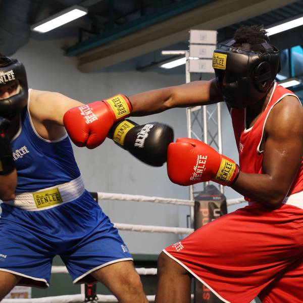 Kölner Jugendliche treten beim Box-Event gegeneinander an.