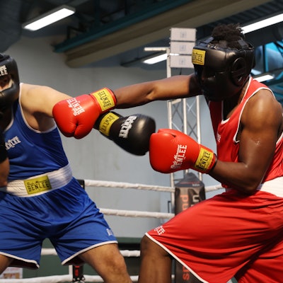 Kölner Jugendliche treten beim Box-Event gegeneinander an.
