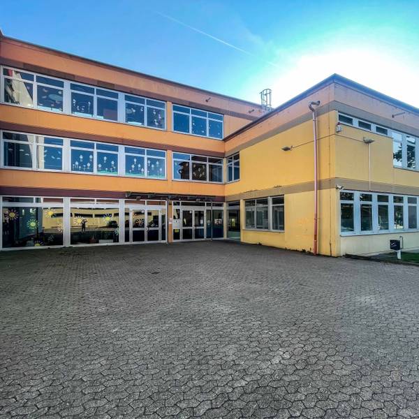 Das Bild zeigt eine Außenansicht der Matthias-Hagen-Schule.