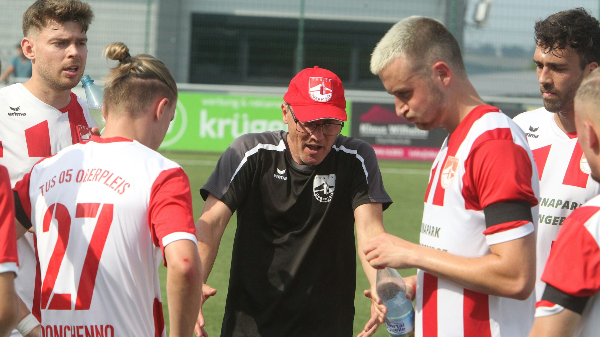 Beim Stande von 0:2 spricht Trainer Marcus Voike in einer Trinkpause die Probleme klar und deutlich an.