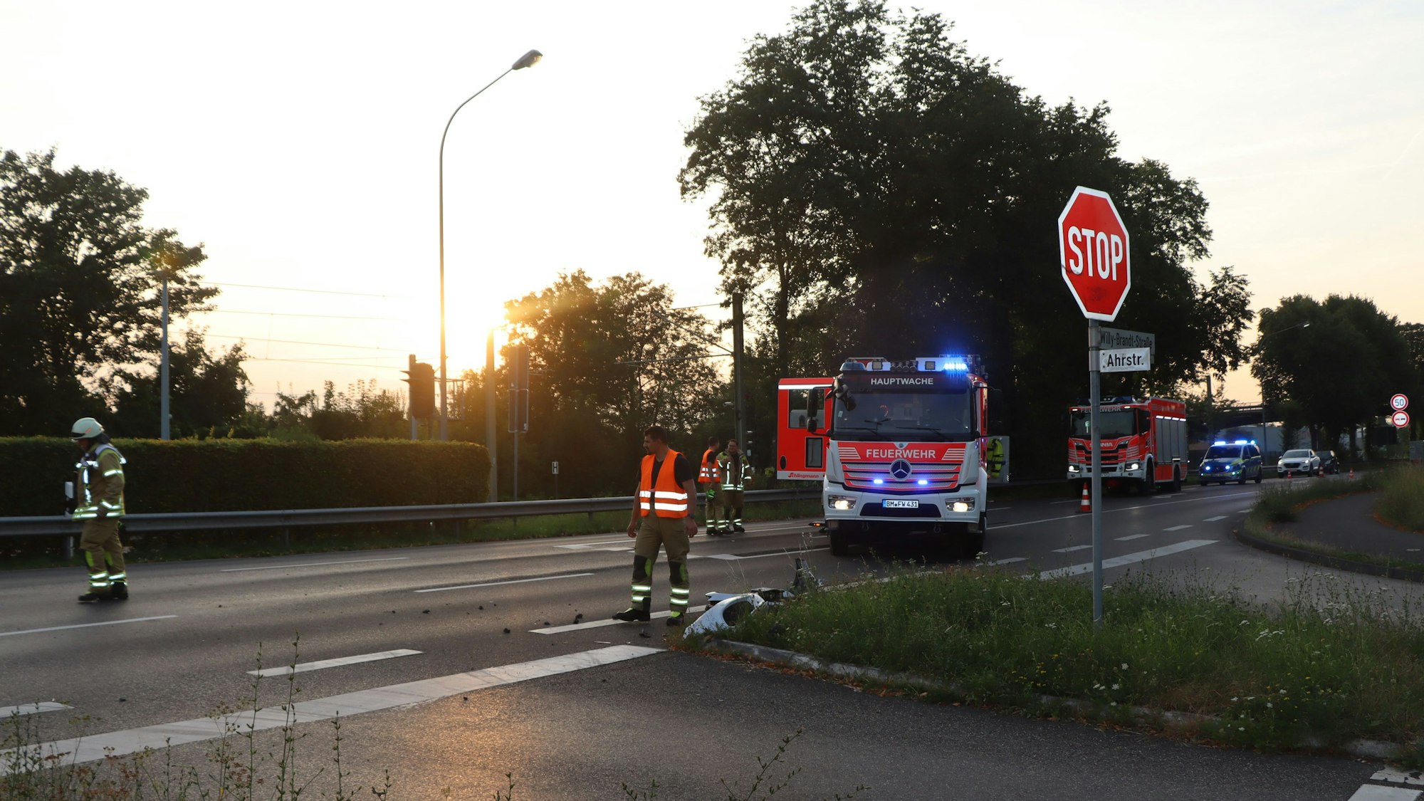 Auf dem Bild ist die Unfallstelle mit den Einsatzkräften zu sehen.