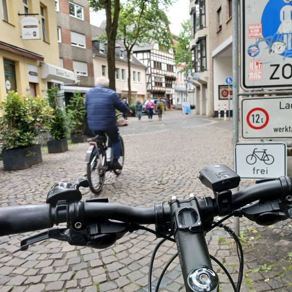 Hinweisschild Fahrräder frei an der Siegburger Fußgängerzone