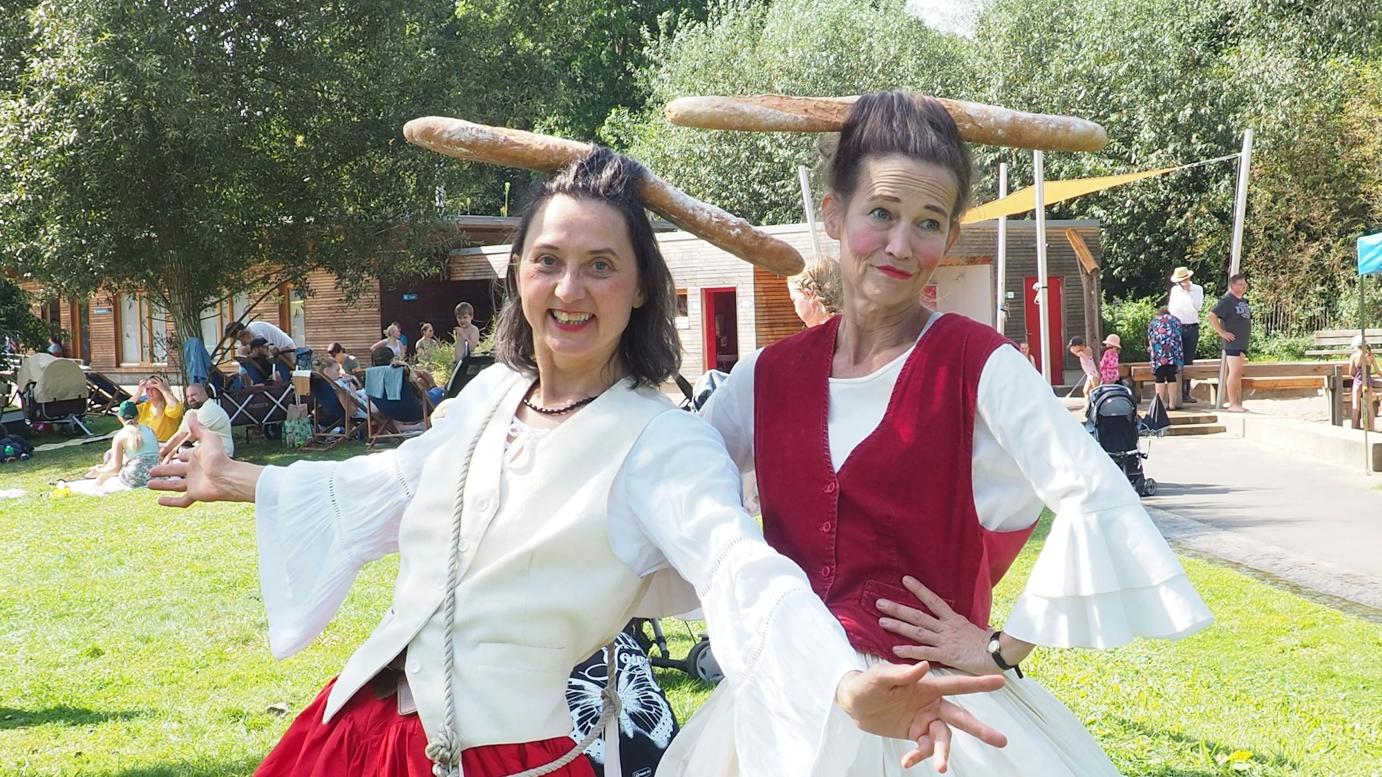 Auf dem Bild sind zwei kostümierte Frauen zu sehen.