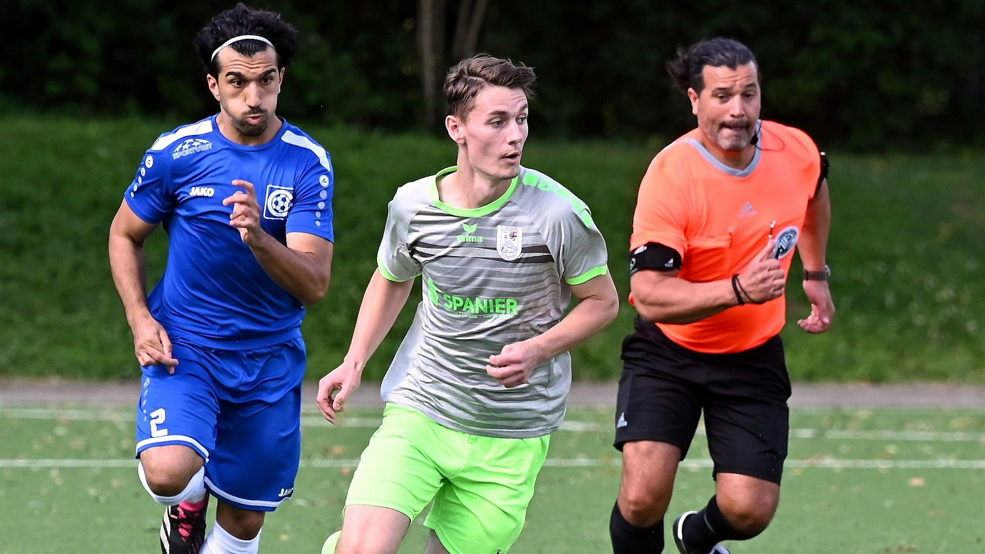 25.08.2024, Fussball-Bergfried Leverkusen-Ford Niehl
vorne: Jan Fromke (Leverkusen)
links: Hasan Coskun (Niehl)
Foto: Uli Herhaus