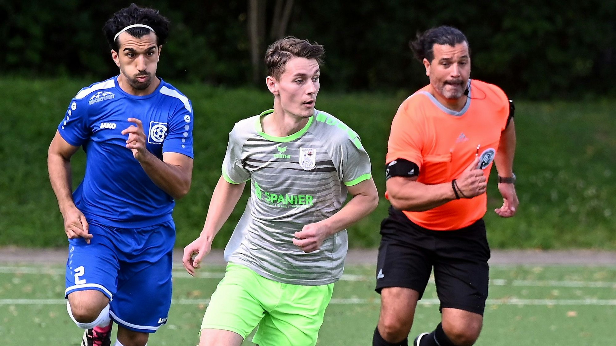 25.08.2024, Fussball-Bergfried Leverkusen-Ford Niehl
vorne: Jan Fromke (Leverkusen)
links: Hasan Coskun (Niehl)
Foto: Uli Herhaus