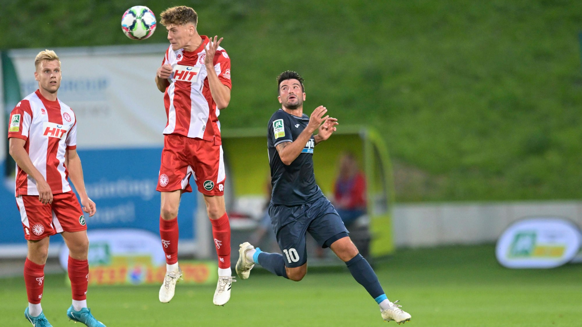 GER, Regionalliga West, Wuppertaler SV vs. Fortuna Köln / 30.08.2024, Wuppertal , Stadion am Zoo, GER, Regionalliga West, Wuppertaler SV vs. Fortuna Köln DFB- Regionalliga West regulations prohibit any use of photographs as image sequences and/or quasi-video im Bild Seymour Fünger  Fort. Köln 5  mit dem Kopfball vor Marco Terrazzino  Wuppertaler SV 10 . *** GER, Regionalliga West, Wuppertaler SV vs Fortuna Köln 30 08 2024, Wuppertal , Stadion am Zoo, GER, Regionalliga West, Wuppertaler SV vs Fortuna Köln DFB Regionalliga West regulations prohibit any use of photographs as image sequences and or quasi video in the picture Seymour Fünger Fort Köln 5 with the header in front of Marco Terrazzino Wuppertaler SV 10 NordphotoxGmbHx/xFreund nph00018