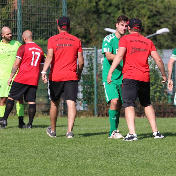 Betreuer von Mechernich sind auf dem Platz und diskutieren mit Sötenicher Spielern. Auslöser war ein Tritt des Torwarts (links).