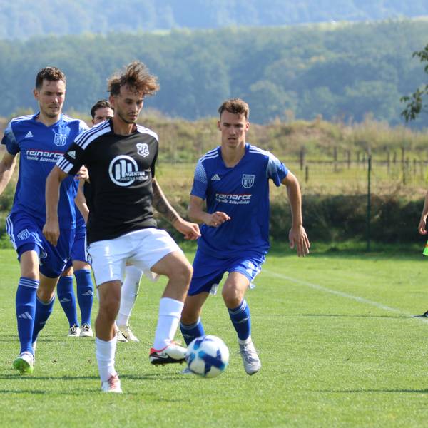 Wißkirchens Kaloyan Petrov hat den Ball, hier gegen Langerwehe.