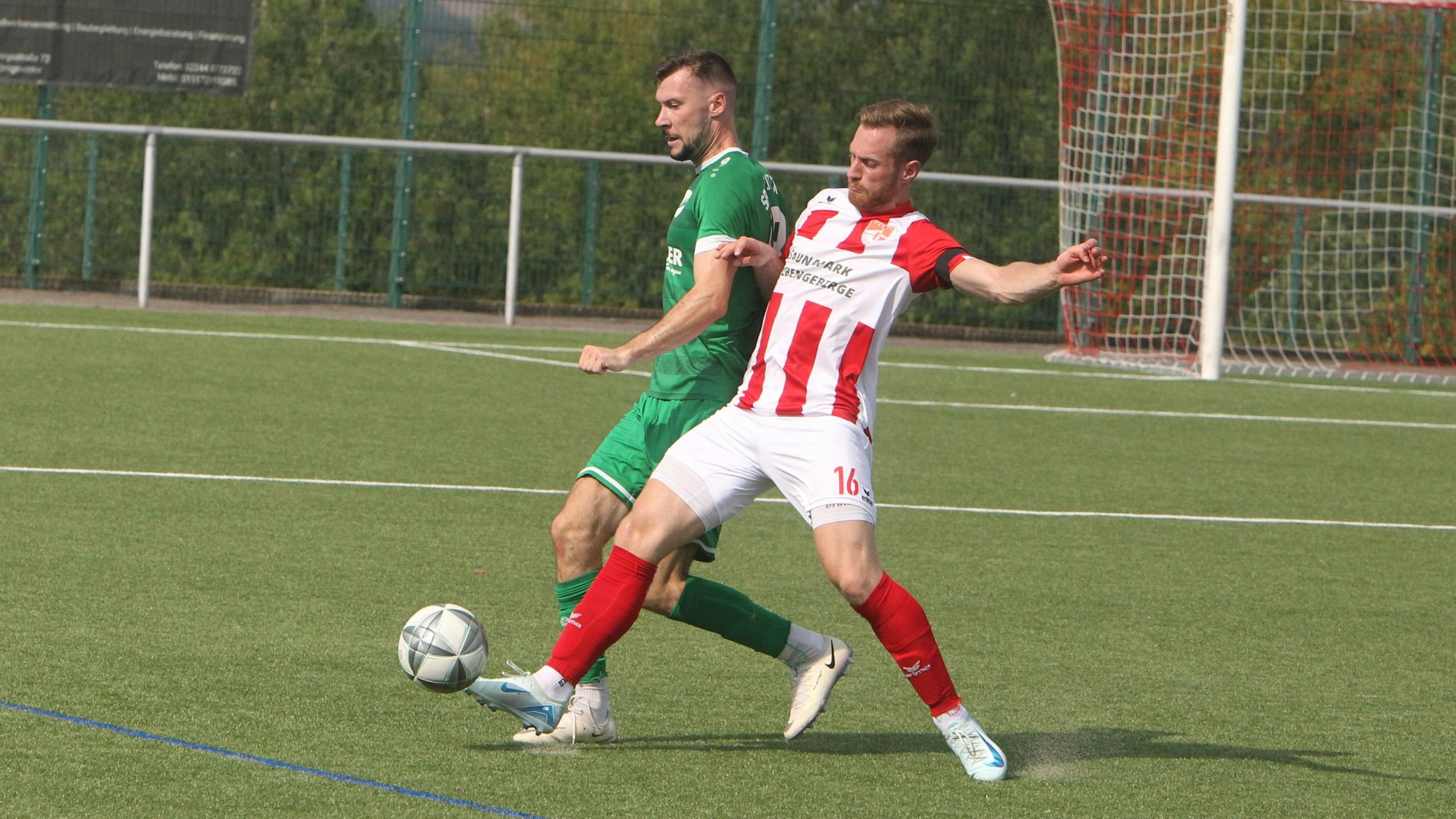 Jan Kostorz (rechts) erzielt das 2:2 für den TuS Oberpleis.