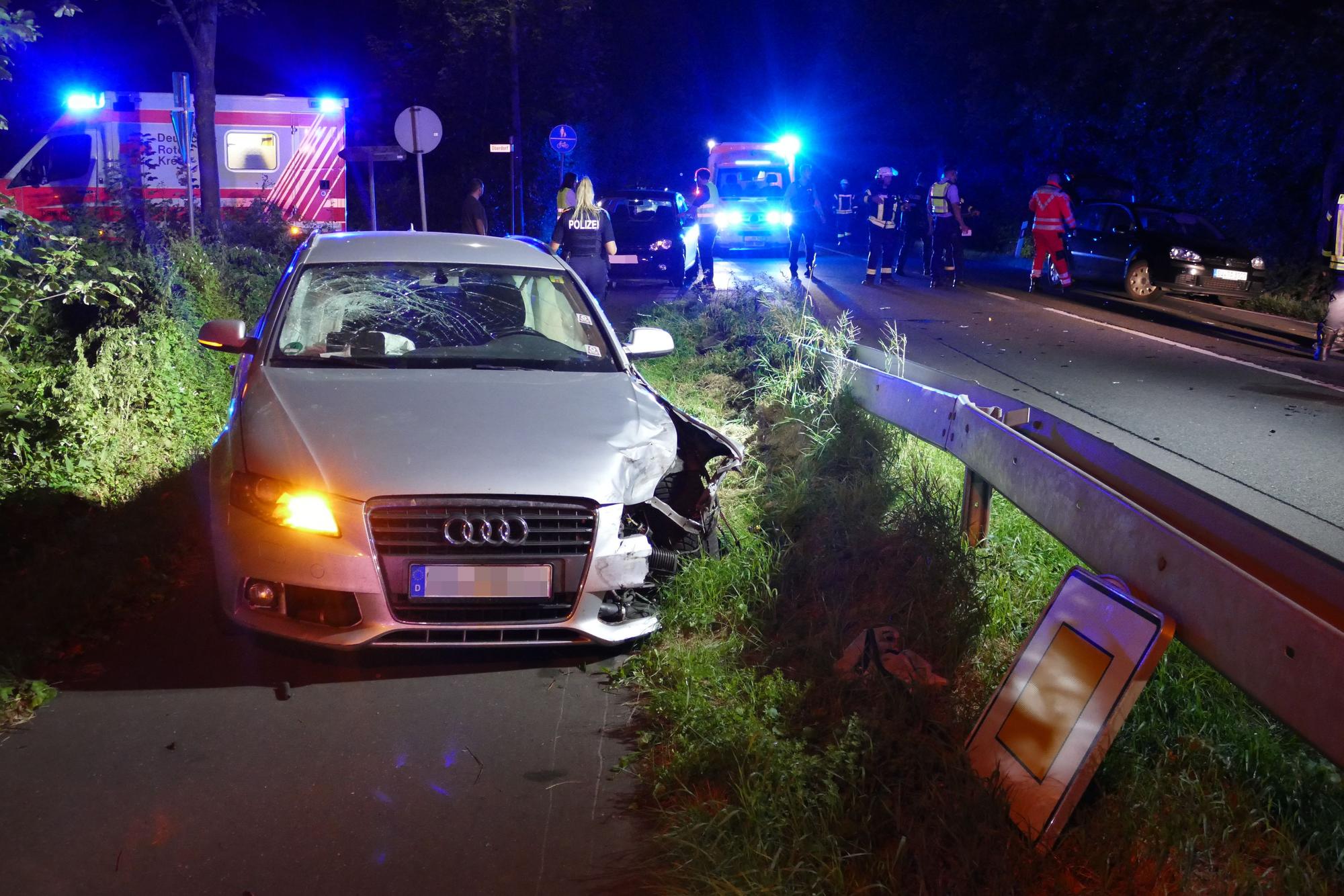 Ein beschädigtes Auto steht auf dem Radweg neben einer Straße.