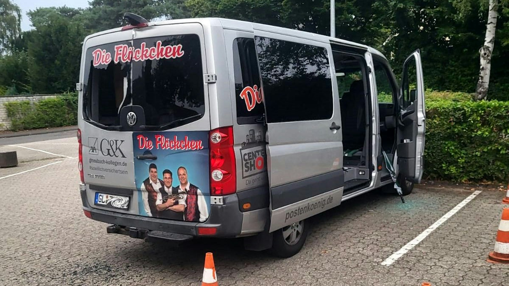 Ein aufgebrochener VW-Crafter mit der Aufschrift „Die Flöckchen“ steht auf einem Parkplatz am Ahornweg 70 in Bergisch Gladbach.