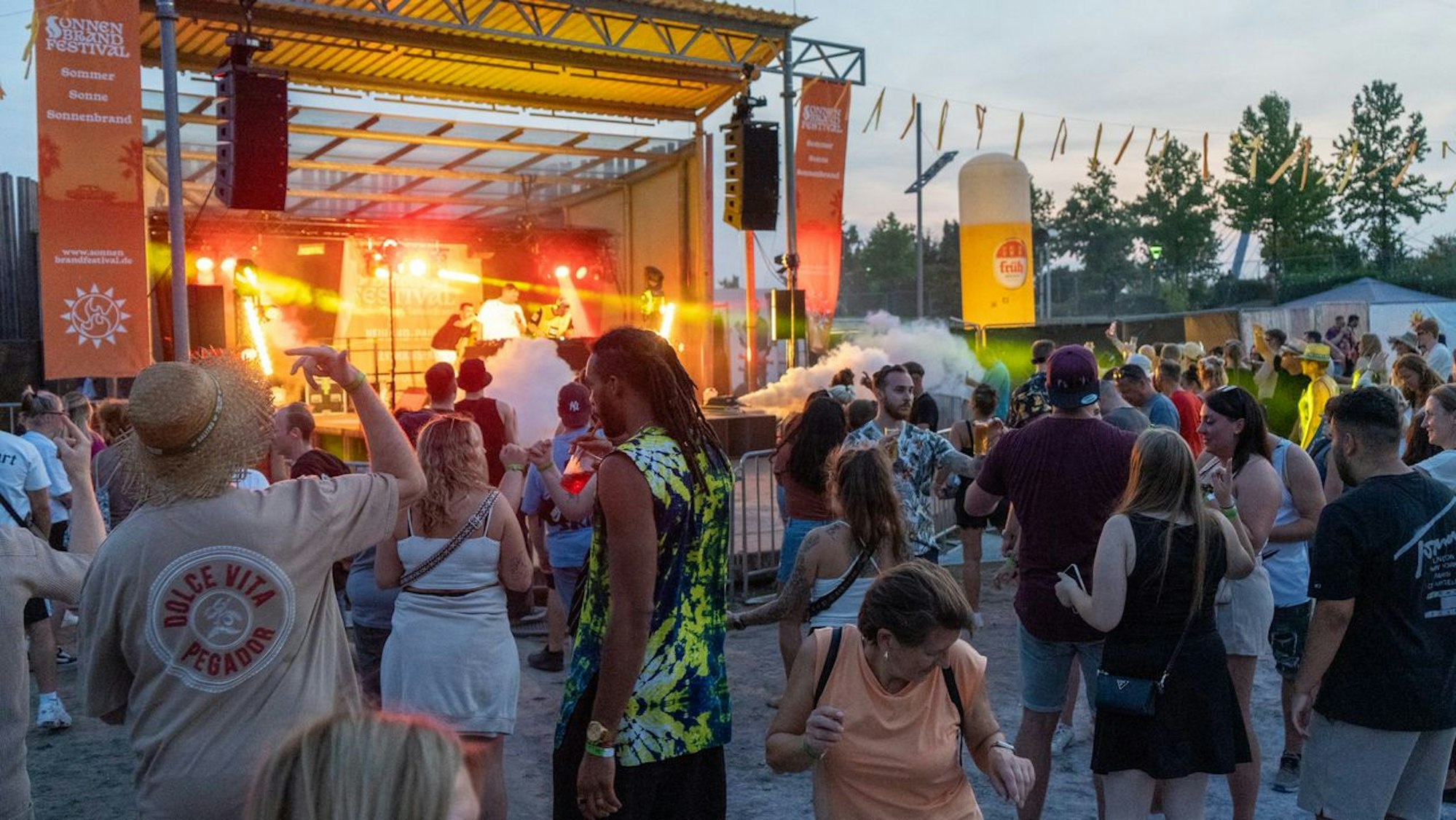 Menschen vor einer Bühne.