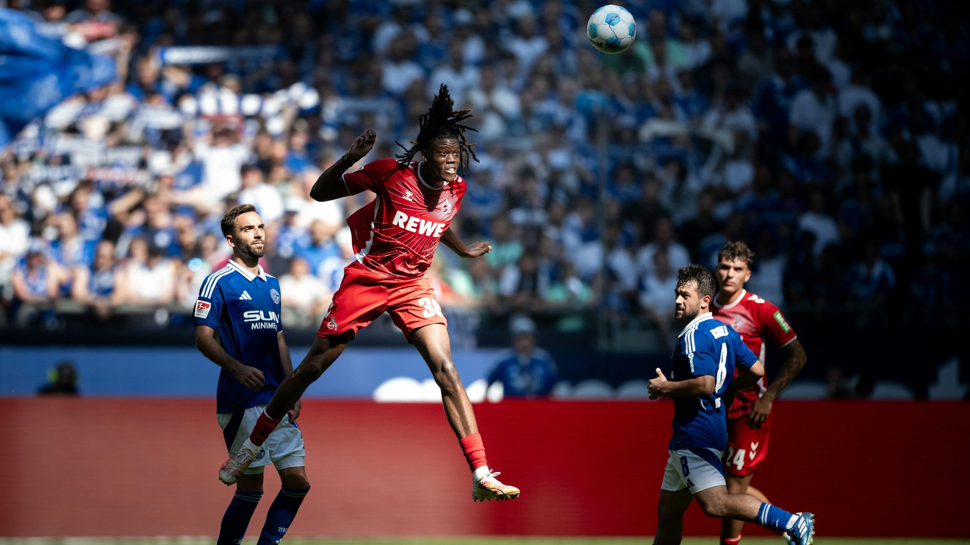 FC Kölns Elias Bakatukanda köpft den Ball.