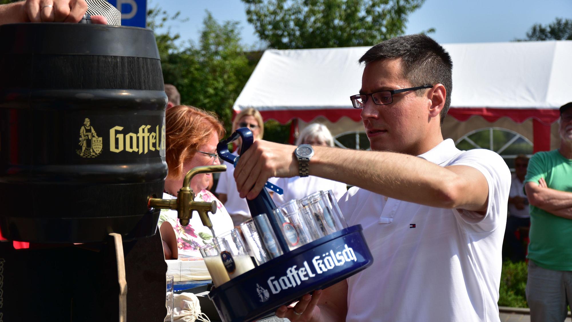 Ein Mann mit einem Kranz Kölsch