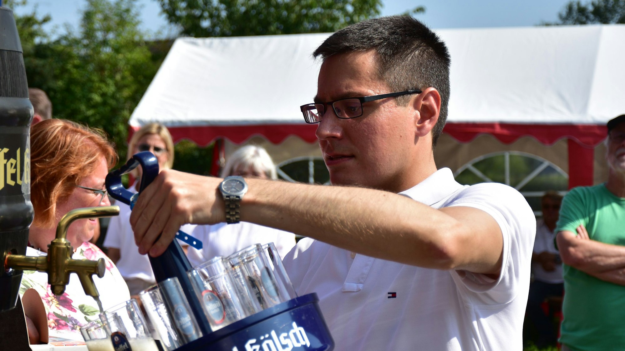 Ein Mann der Tat: Bürgermeister Max Leitterstorf beim Fassanstich auf dem Hangelarer Spektakel.
