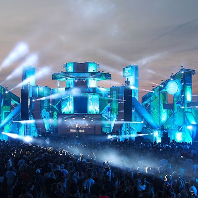 Das Bild zeigt die Hauptbühne des Festivals in Zülpich. Durch die Dunkelheit wird die Lichtshow sichtbar.