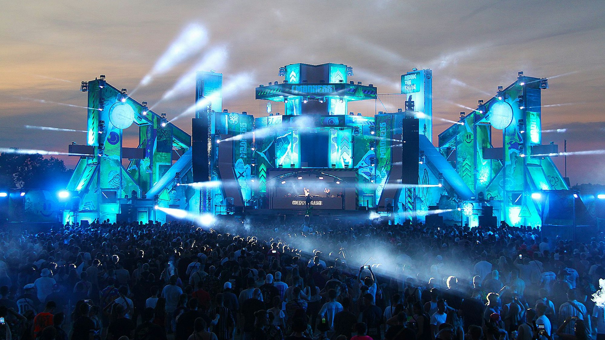 Das Bild zeigt die Hauptbühne des Festivals in Zülpich. Durch die Dunkelheit wird die Lichtshow sichtbar.