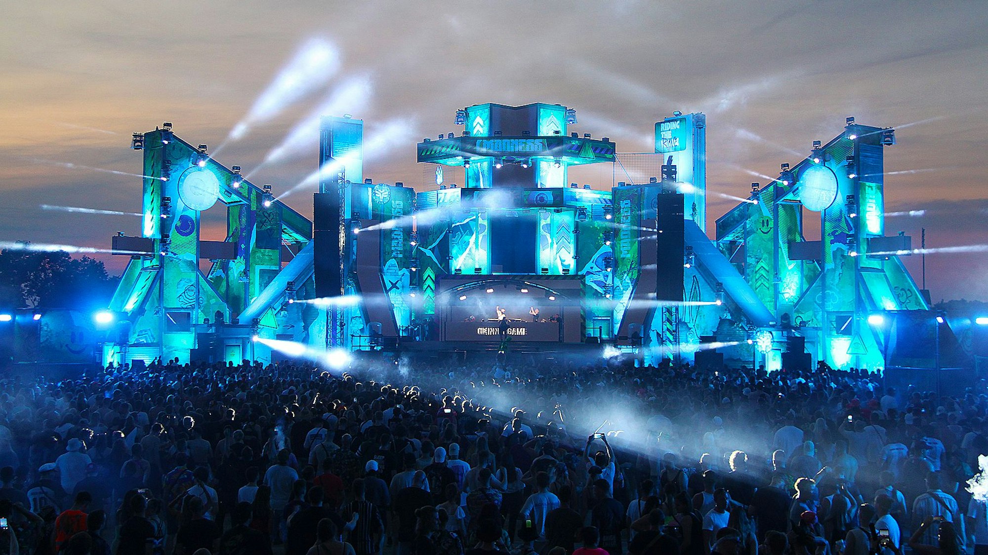 Das Bild zeigt die Hauptbühne des Festivals in Zülpich. Durch die Dunkelheit wird die Lichtshow sichtbar.