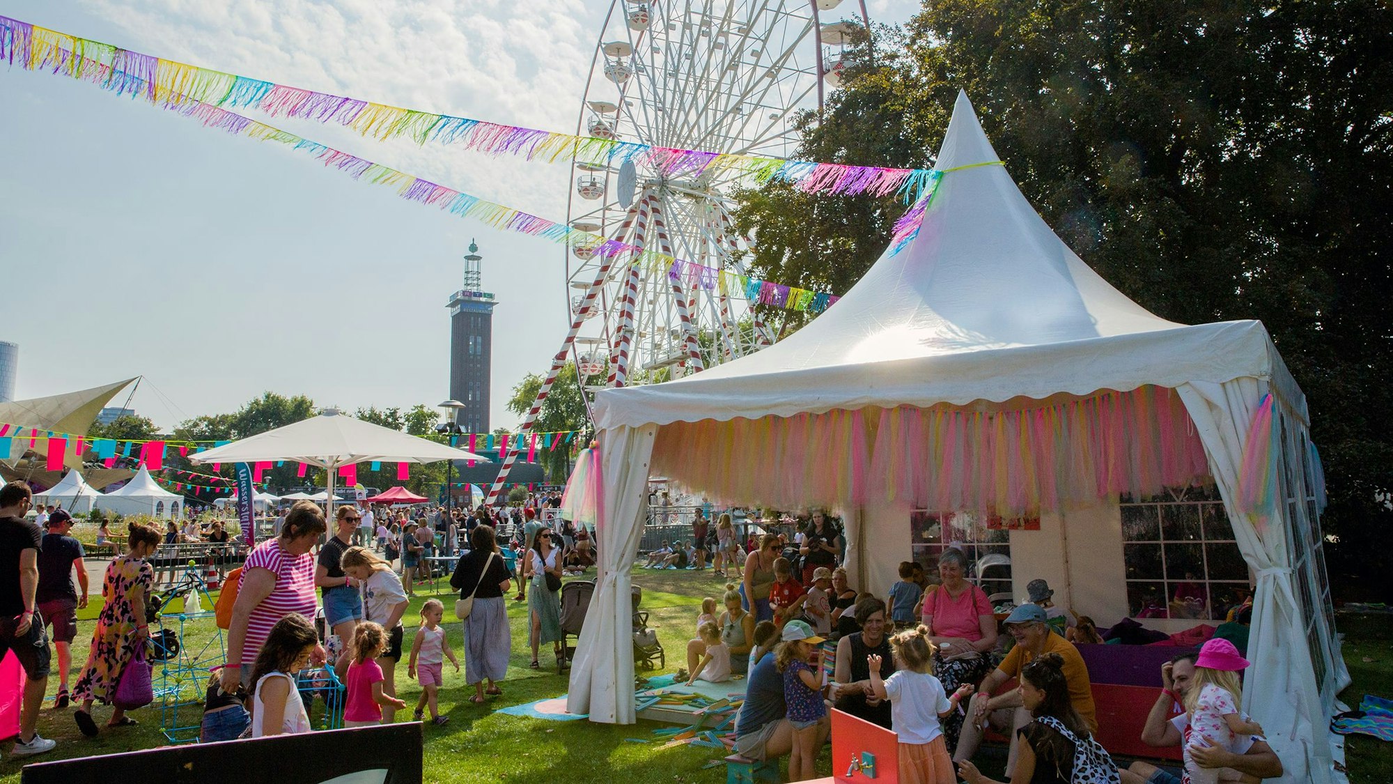 Riesenradfahren und viele Mitmachaktionen für Kinder beim Vivawest Familiy Festival 2024 im Kölner Tanzbrunnen.