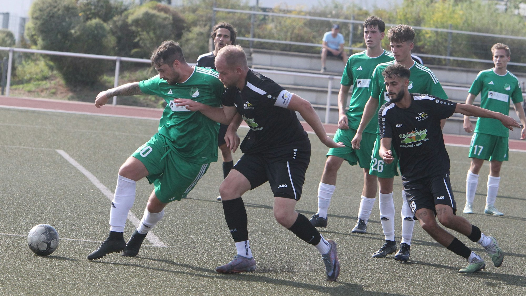 Szene vor dem 2:3-Anschluss: Buisdorfs Tom Caspers (links) verliert gleich den Ball an Mondorfs Kapitän Max Orth.