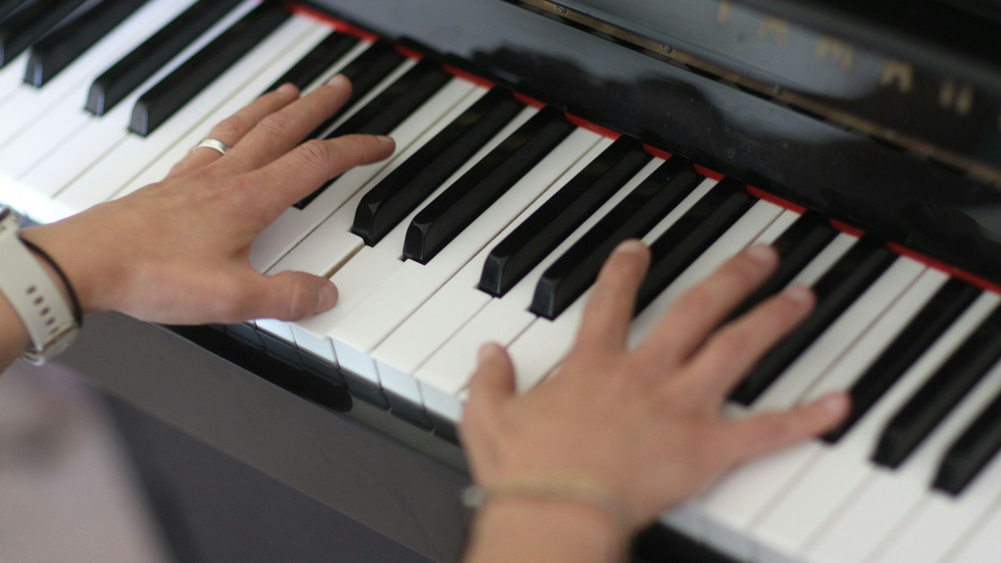 Mit schnellen Händen ist die Leiterin an den Tasten unterwegs.
