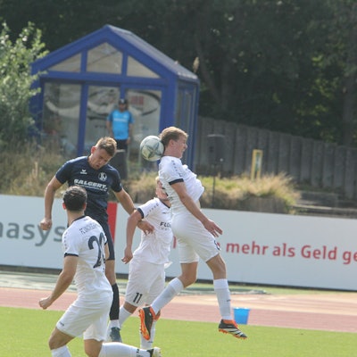 Der SIegburger Till Weingarten (links) nimmt es hier gleich mit mehreren Gegnern aus Schafhausen auf.