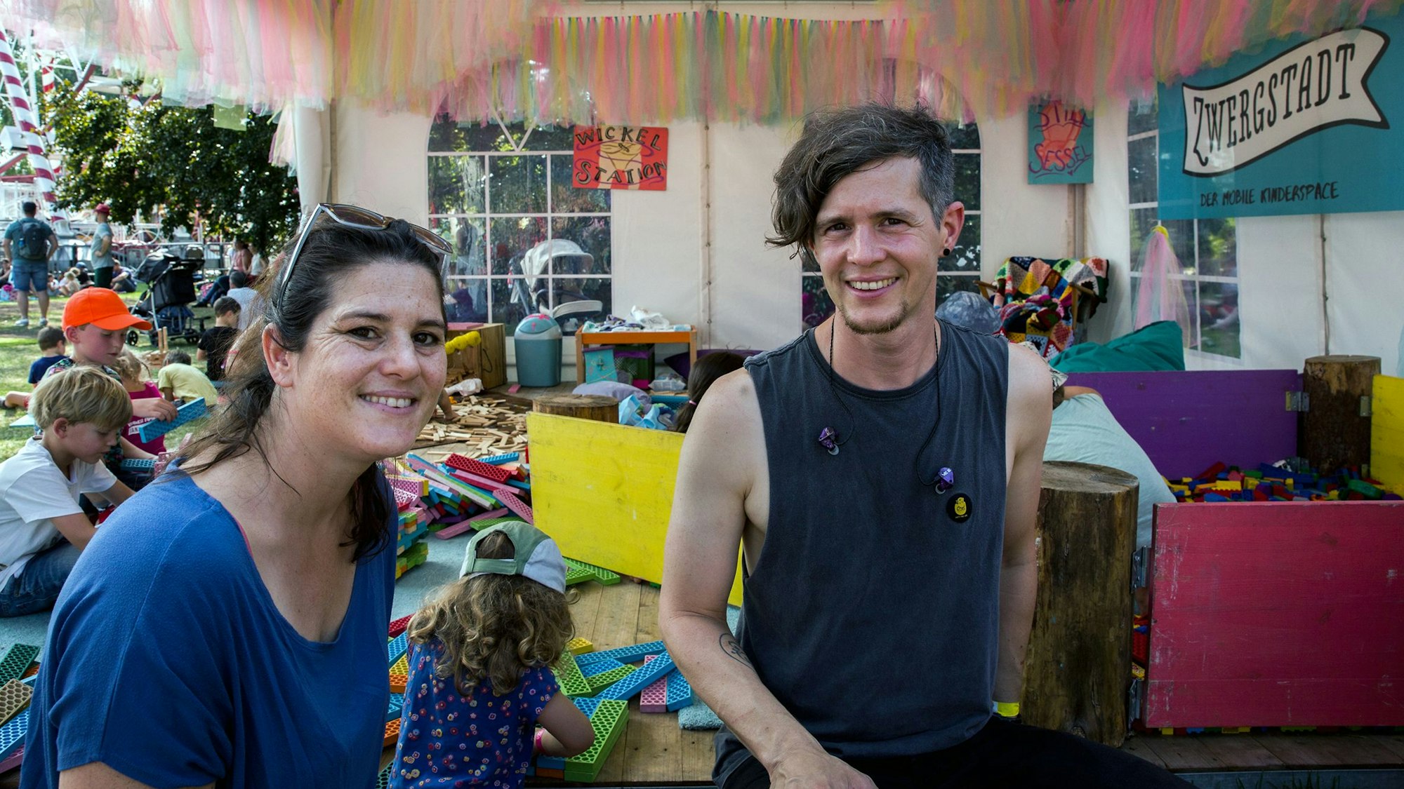 Kasalla-Bassist Sebastian Wagner besucht mit seiner Familie die Spielaktionen beim Vivawest Familiy Festival im Kölner Tanzbrunnen.