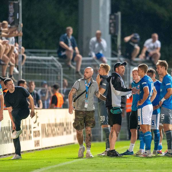 30.08.24, Fussball: 3. Liga, Saison 2024/2025, 04. Spieltag, Viktoria Koeln 1904 e.V.vs. F.C. Hansa Rostock im Sportpark Hoehenberg in Koeln. Nach der Niederlage stellen sich die Spieler von Hansa Rostock den enttaeuschten Fans. Wichtiger Hinweis: Gemaess den Vorgaben der DFL Deutsche Fussball Liga bzw. des DFB Deutscher Fussball-Bund ist es untersagt, in dem Stadion und/oder vom Spiel angefertigte Fotoaufnahmen in Form von Sequenzbildern und/oder videoaehnlichen Fotostrecken zu verwerten bzw. verwerten zu lassen. Foto: Kirchner-Media/TH *** 30 08 24, Soccer 3 Liga, Season 2024 2025, 04 Matchday, Viktoria Koeln 1904 e V vs F C Hansa Rostock at Sportpark Hoehenberg in Koeln After the defeat, the players of Hansa Rostock face the disappointed fans Important note According to the regulations of the DFL German Football League or the DFB German Football Association, it is prohibited, to utilize or have utilized photographs taken in the stadium and / or of the match in the form of sequential images and / or video-like photo series Foto Kirchner Media TH Copyright: xKirchner-Media/THx