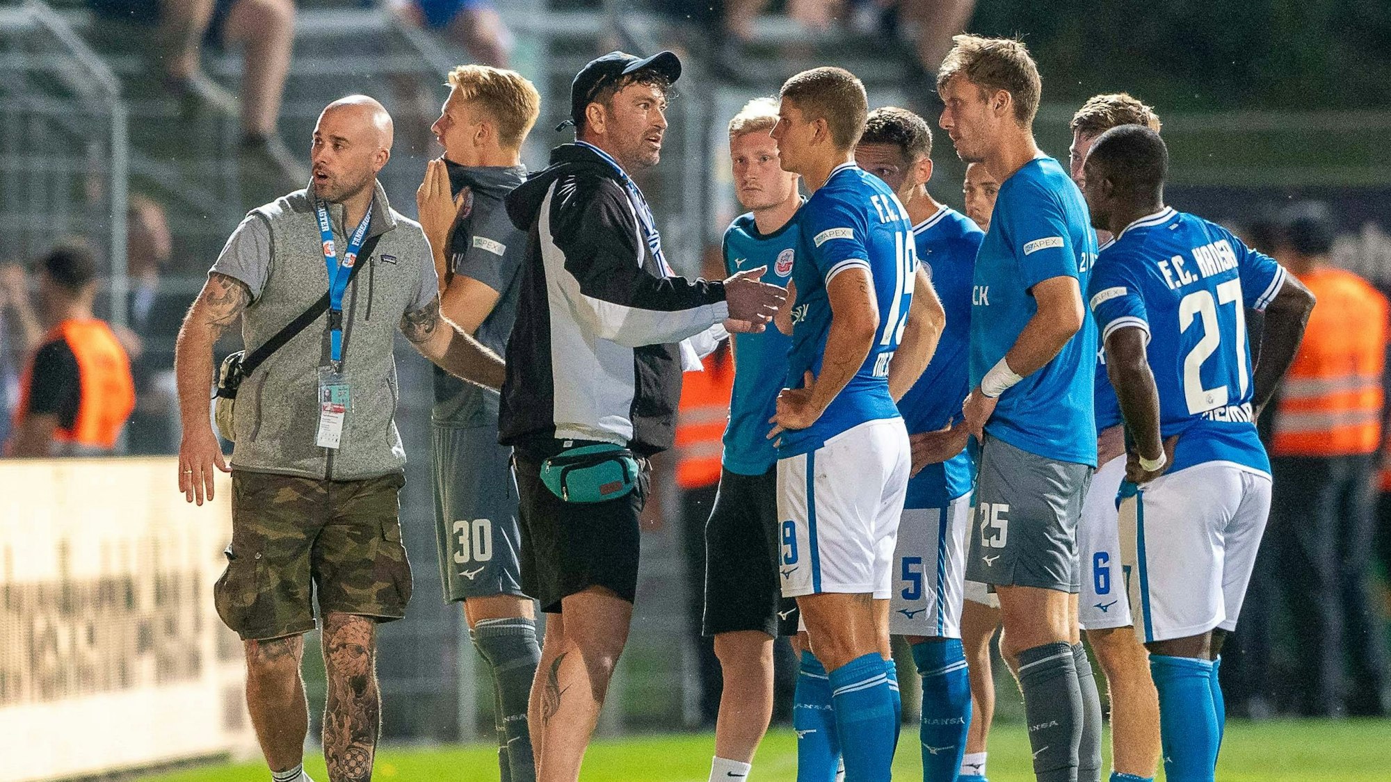 30.08.24, Fussball: 3. Liga, Saison 2024/2025, 04. Spieltag, Viktoria Koeln 1904 e.V.vs. F.C. Hansa Rostock im Sportpark Hoehenberg in Koeln. Nach der Niederlage stellen sich die Spieler von Hansa Rostock den enttaeuschten Fans. Wichtiger Hinweis: Gemaess den Vorgaben der DFL Deutsche Fussball Liga bzw. des DFB Deutscher Fussball-Bund ist es untersagt, in dem Stadion und/oder vom Spiel angefertigte Fotoaufnahmen in Form von Sequenzbildern und/oder videoaehnlichen Fotostrecken zu verwerten bzw. verwerten zu lassen. Foto: Kirchner-Media/TH *** 30 08 24, Soccer 3 Liga, Season 2024 2025, 04 Matchday, Viktoria Koeln 1904 e V vs F C Hansa Rostock at Sportpark Hoehenberg in Koeln After the defeat, the players of Hansa Rostock face the disappointed fans Important note According to the regulations of the DFL German Football League or the DFB German Football Association, it is prohibited, to utilize or have utilized photographs taken in the stadium and / or of the match in the form of sequential images and / or video-like photo series Foto Kirchner Media TH Copyright: xKirchner-Media/THx