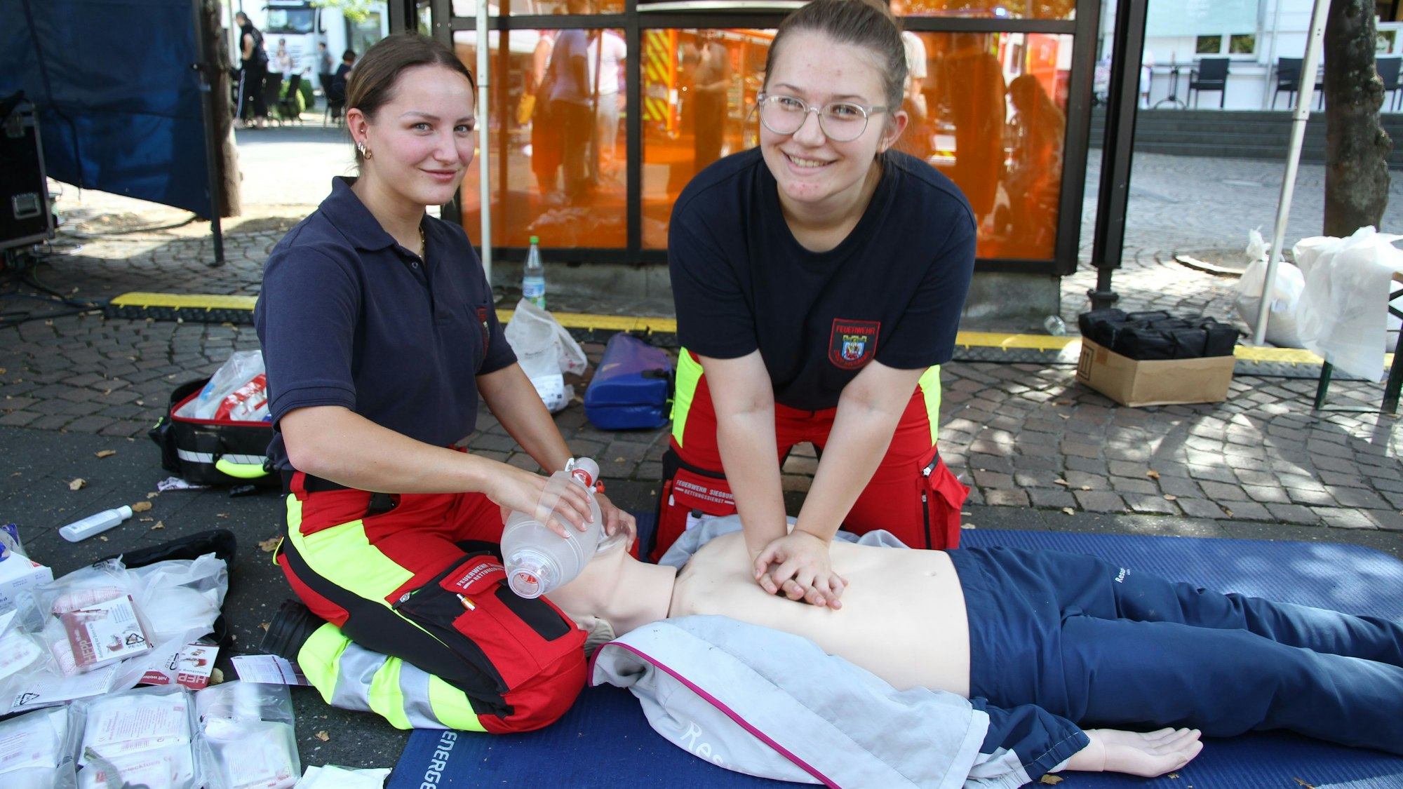 Zwei Frauen mit einer Wiederbelebungspuppe