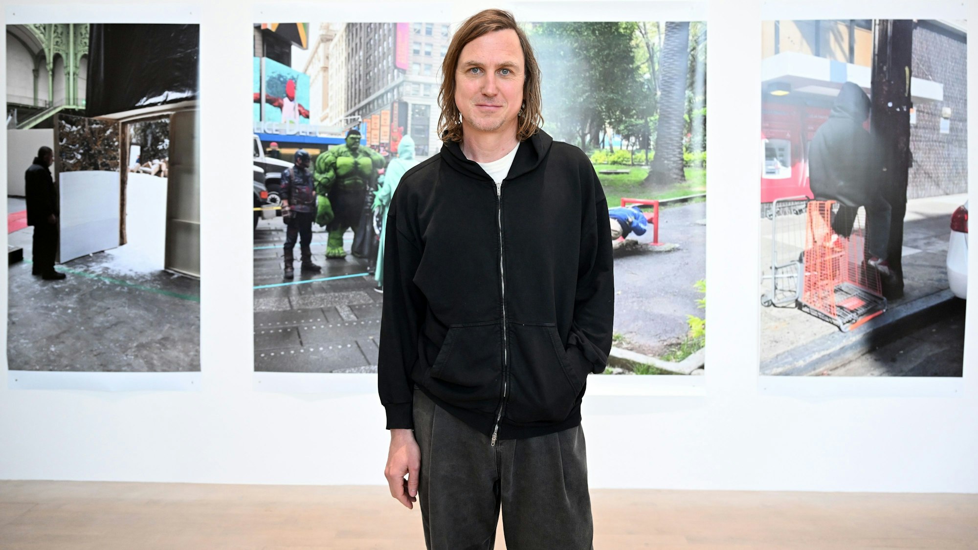 29.08.2024, Nordrhein-Westfalen, Düsseldorf: Lars Eidinger, Schauspieler, steht in den Räumen seiner Ausstellung. Die Kunstsammlung NRW zeigt vom 31.08.2024 bis zum 26.01.2025 die erste museale Einzelausstellung des Schauspielers mit Fotografien und Objekten.