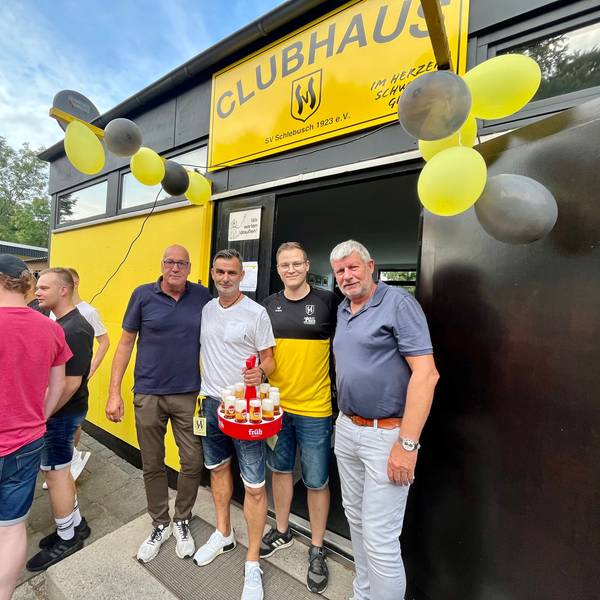 Menschen vor Clubhaus