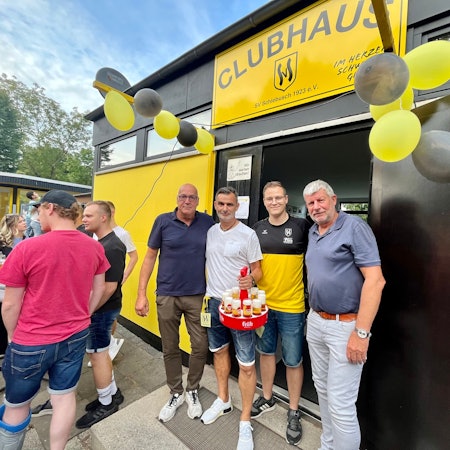 Menschen vor Clubhaus