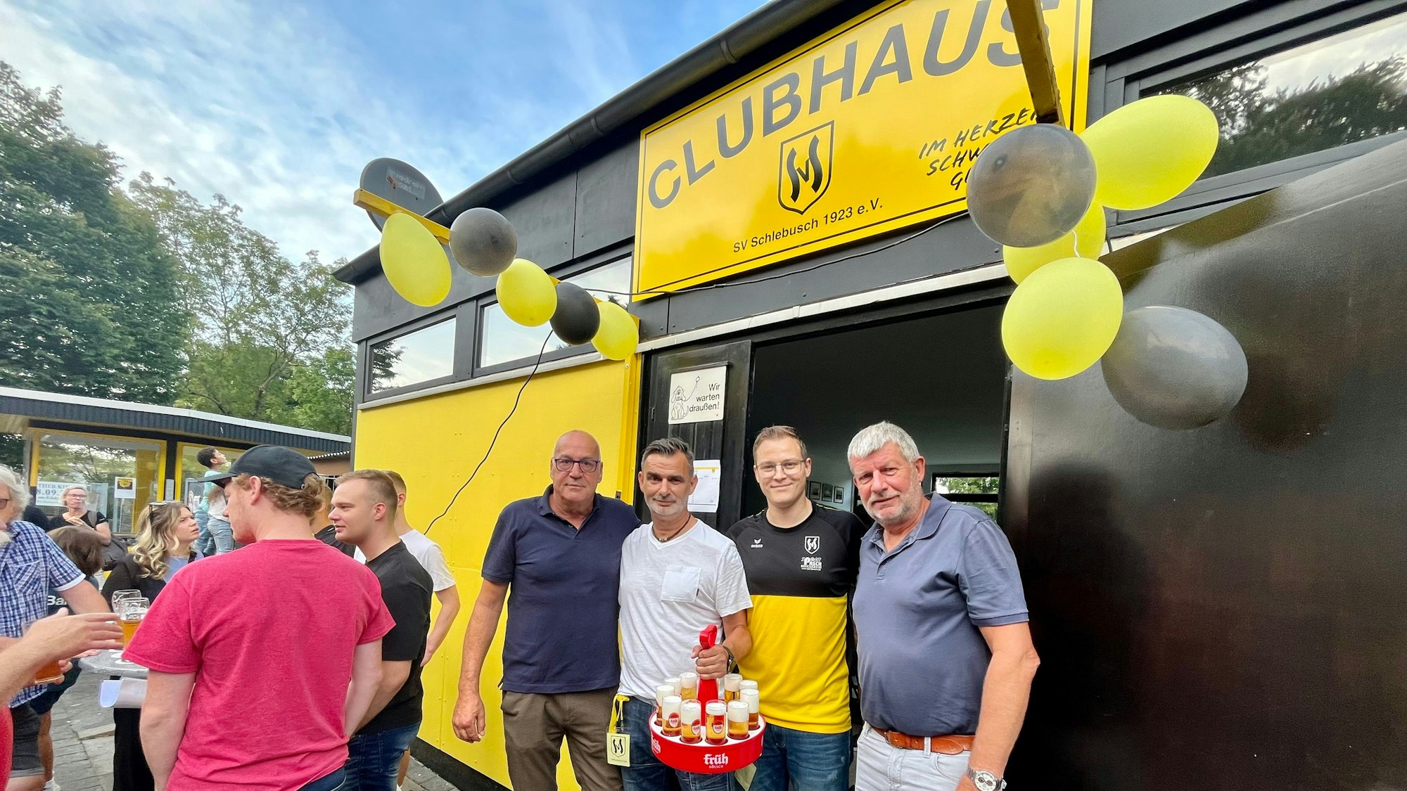 Menschen vor Clubhaus