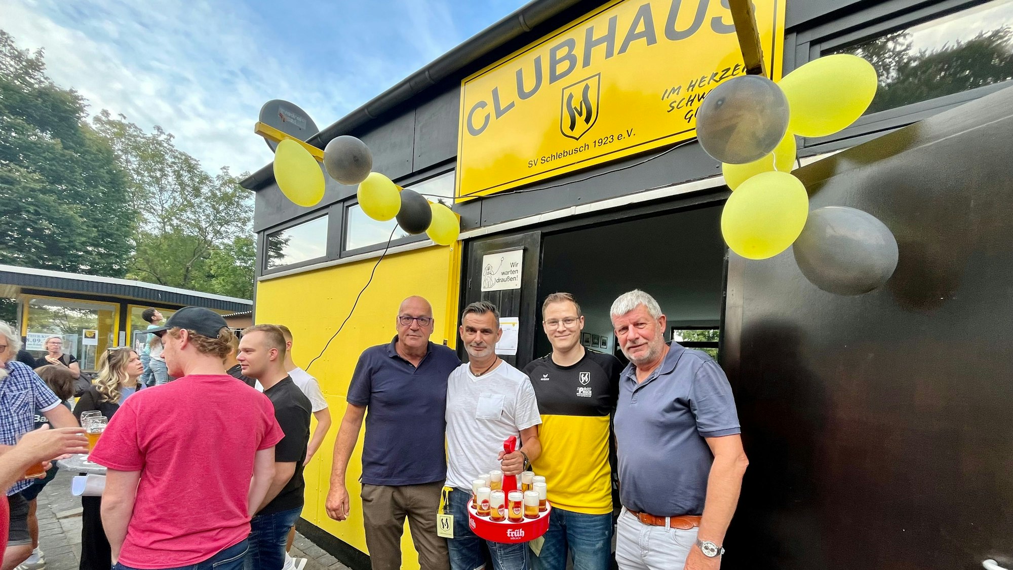 Männer vor Clubhaus.