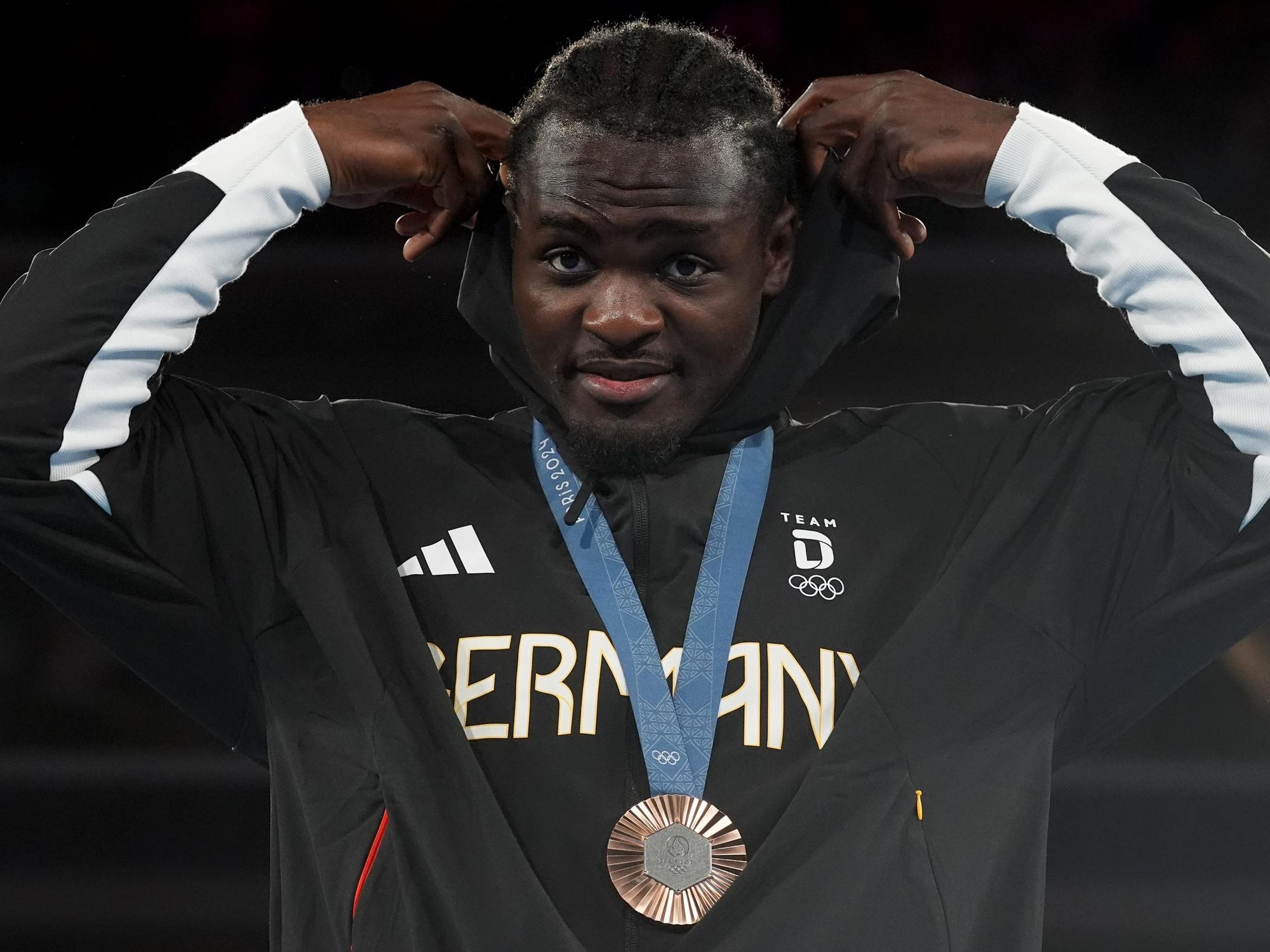 Nelvie Tiafack in Paris mit seiner Bronzemedaille.