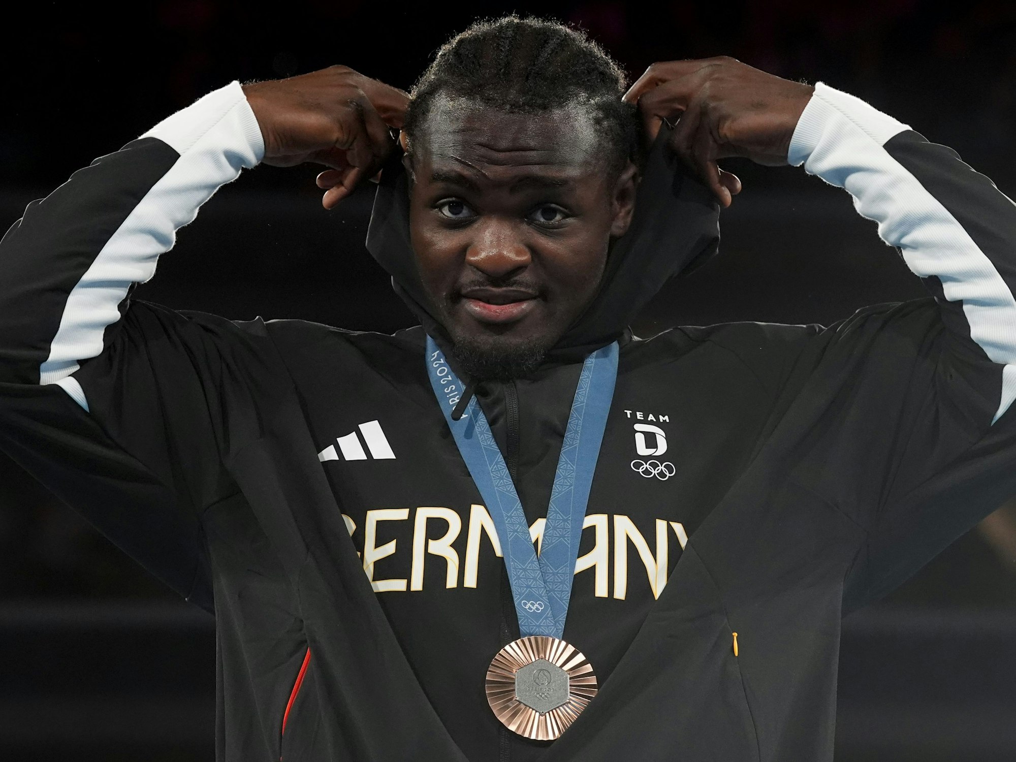 Nelvie Tiafack in Paris mit seiner Bronzemedaille.