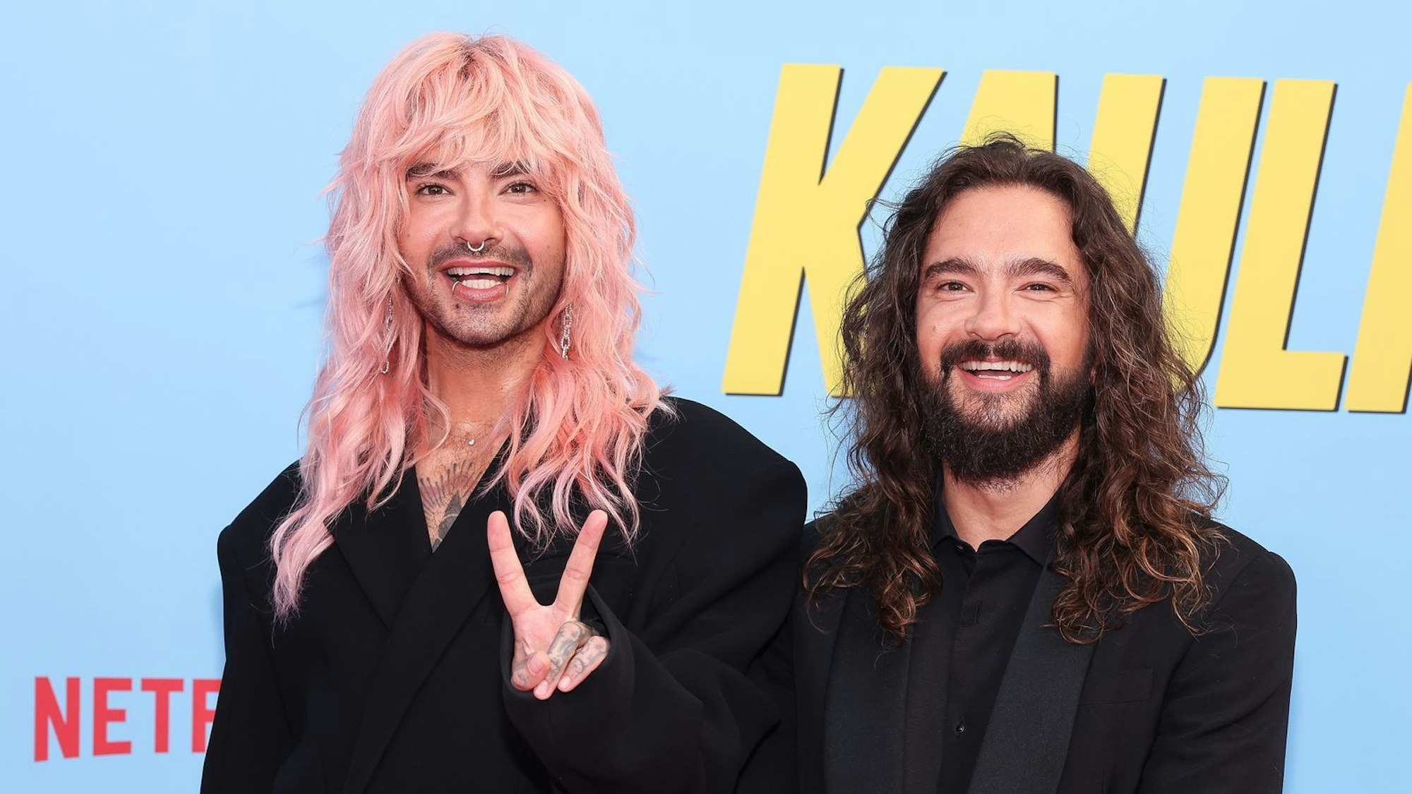 Bill und Tom Kaulitz lachen.