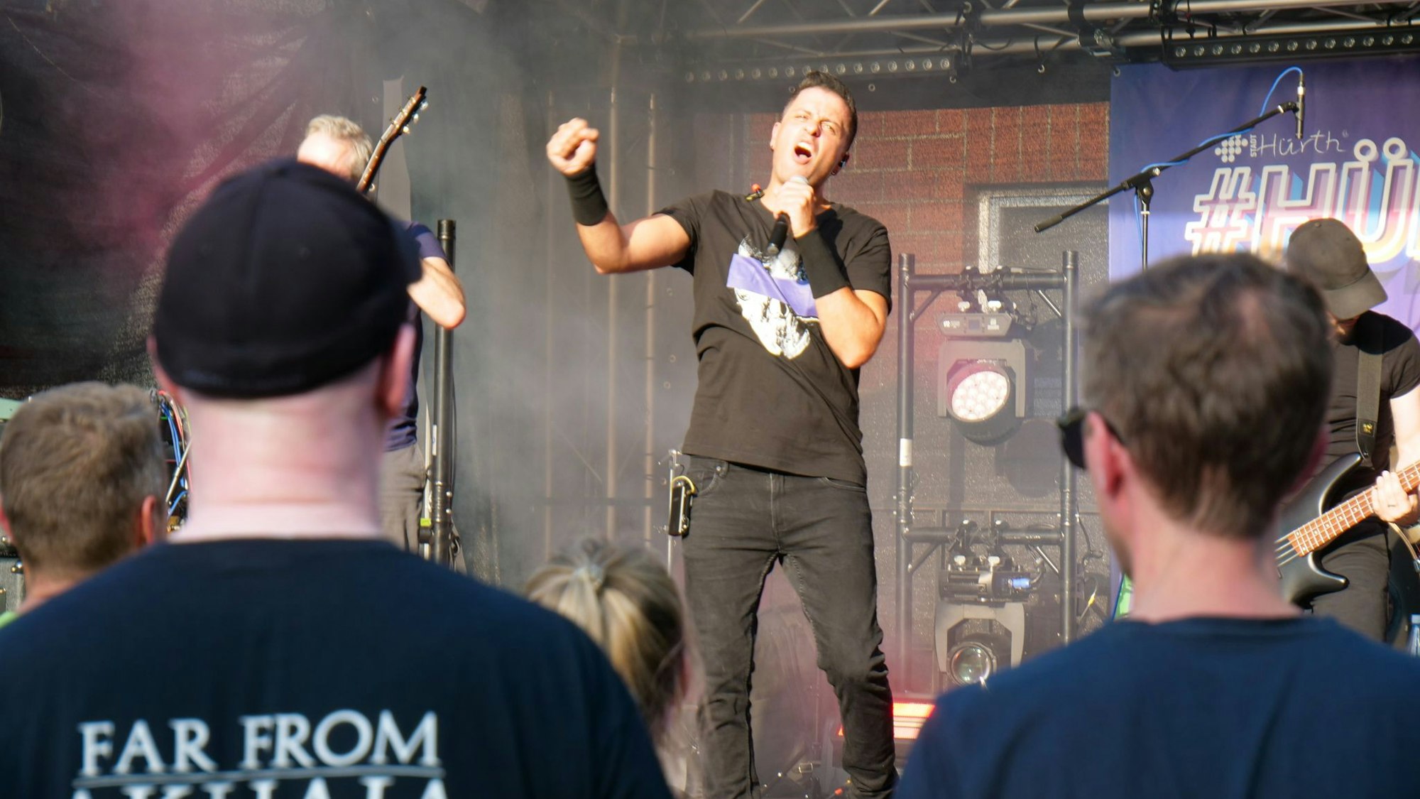 Auf dem Bild ist die Band „Far from Akhaia“ zu sehen.