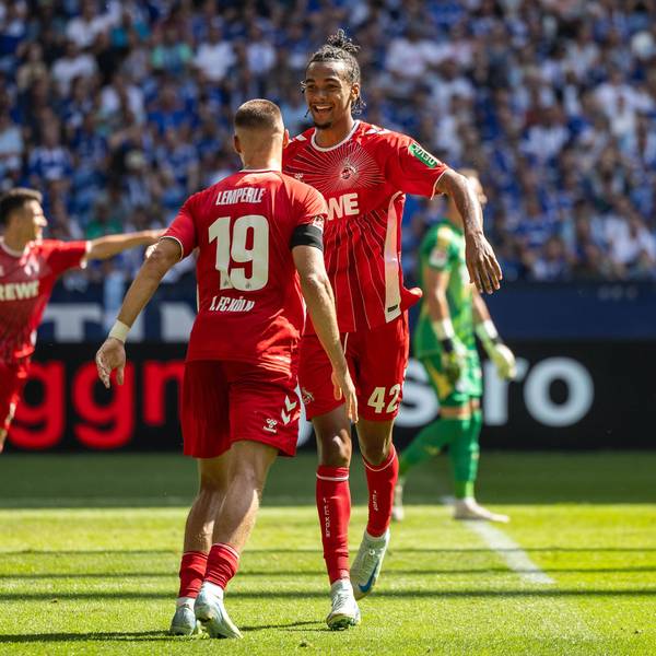 Tor für den 1. FC Köln: Tim Lemperle beglückwünscht Damion Downs zum ersten Treffer der neuen Saison.
