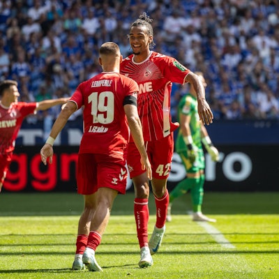 Tor für den 1. FC Köln: Tim Lemperle beglückwünscht Damion Downs zum ersten Treffer der neuen Saison.