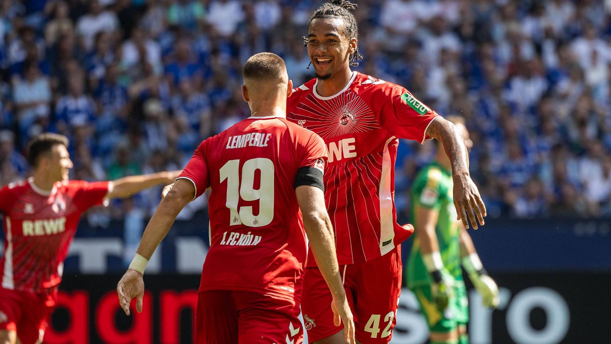 Tor für den 1. FC Köln: Tim Lemperle beglückwünscht Damion Downs zum ersten Treffer der neuen Saison.