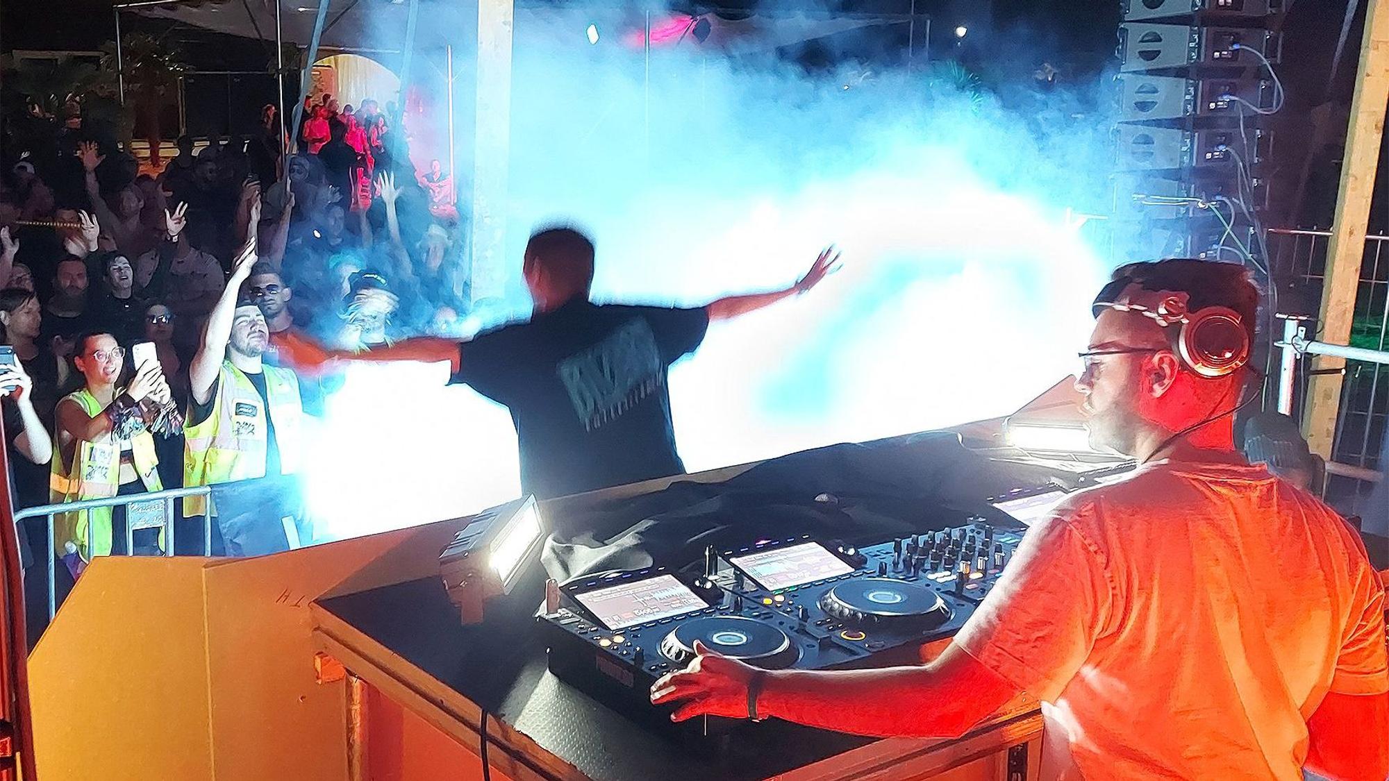 Das Bild zeigt DJ Zelecter während seines Auftritts im Seepark.