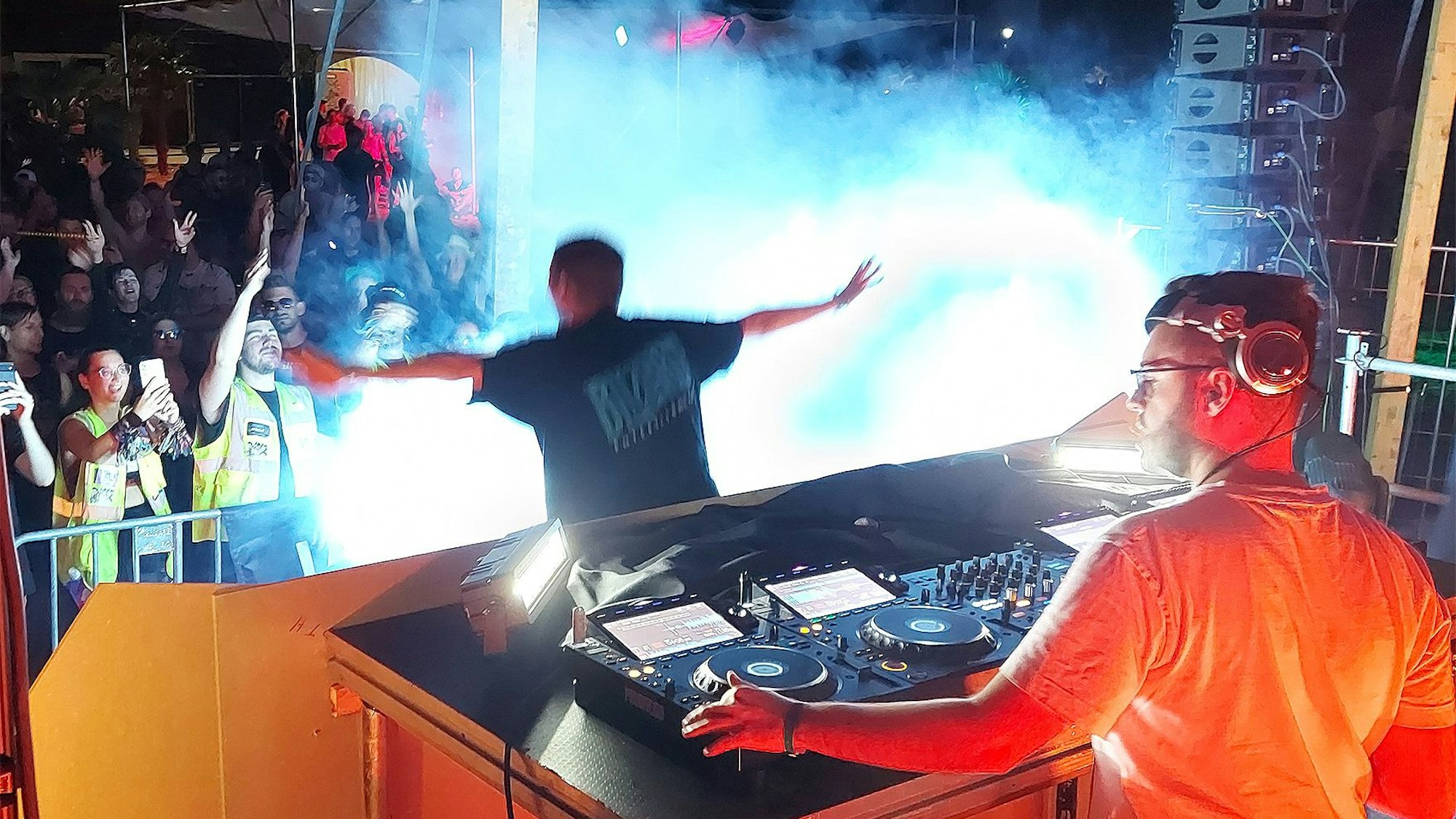 Das Bild zeigt DJ Zelecter während seines Auftritts im Seepark.