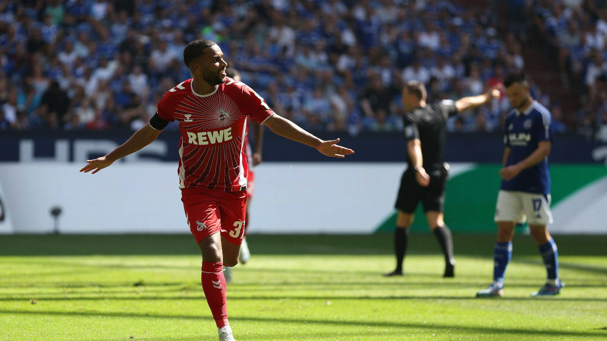 Linton Maina freut sich über sein Tor zum 0:2.